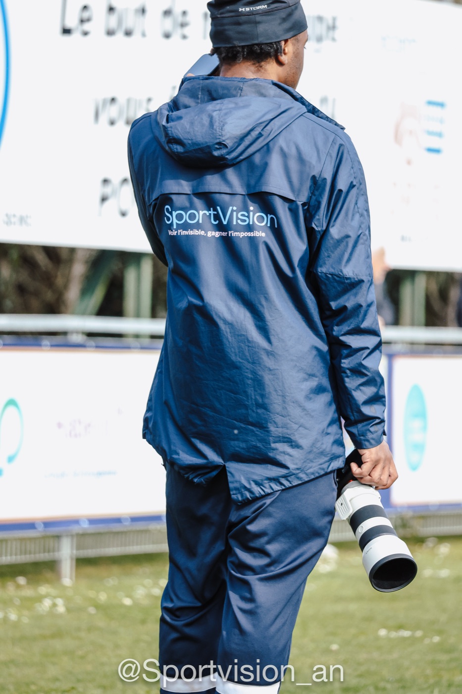 Opérateur SportVision avec matériel photo