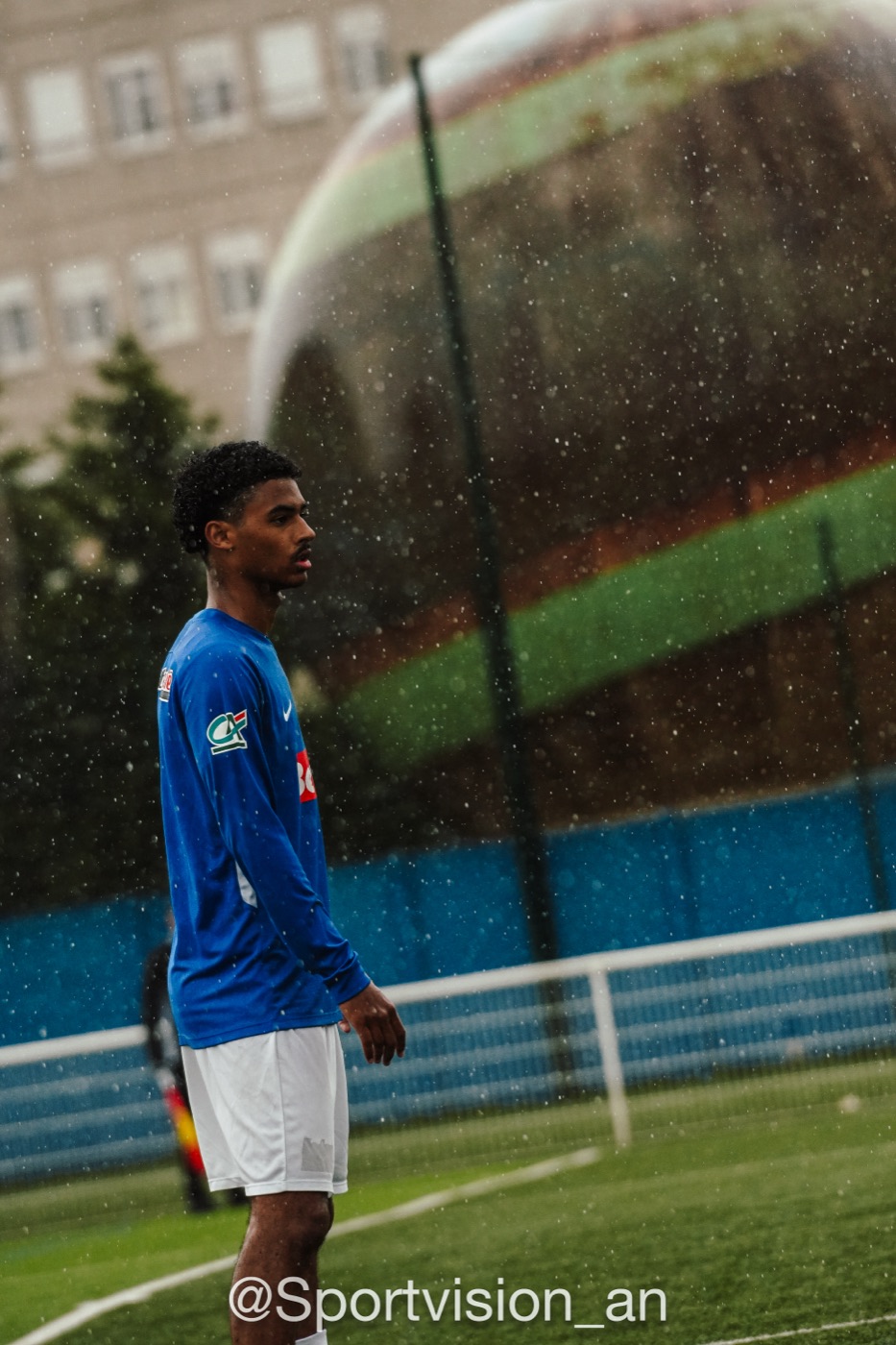 Joueur de l'ES Colombienne sous la pluie