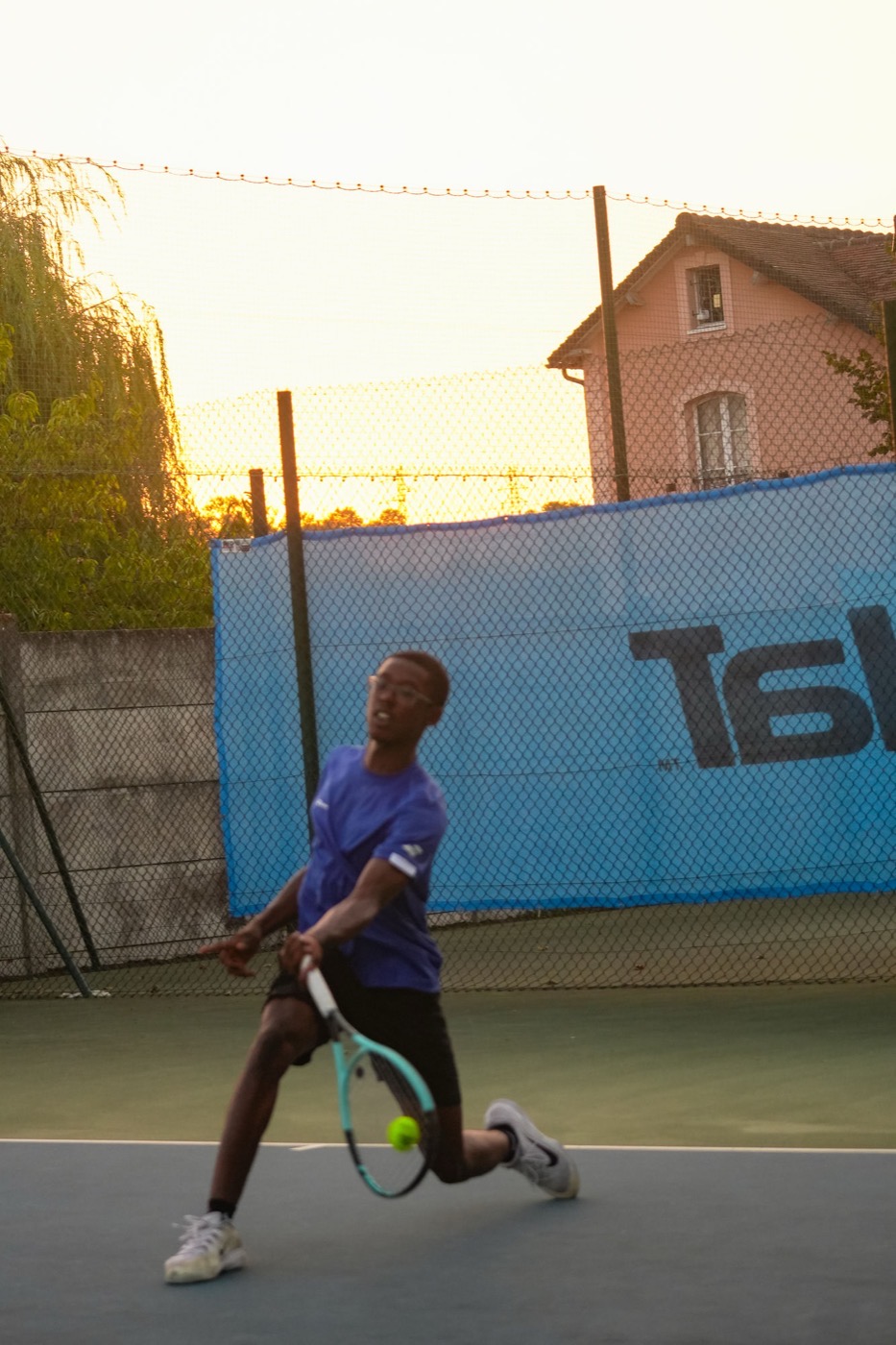 Retour de balle — Tennis — lumière de fin de journée
